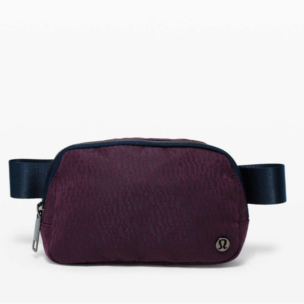 Lululemon belt bag RARE💜
